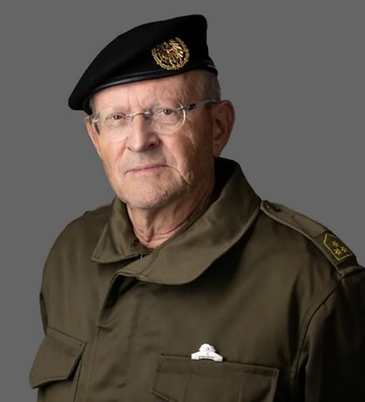 Porträt Horst Dettelbacher in Uniform mit Barett